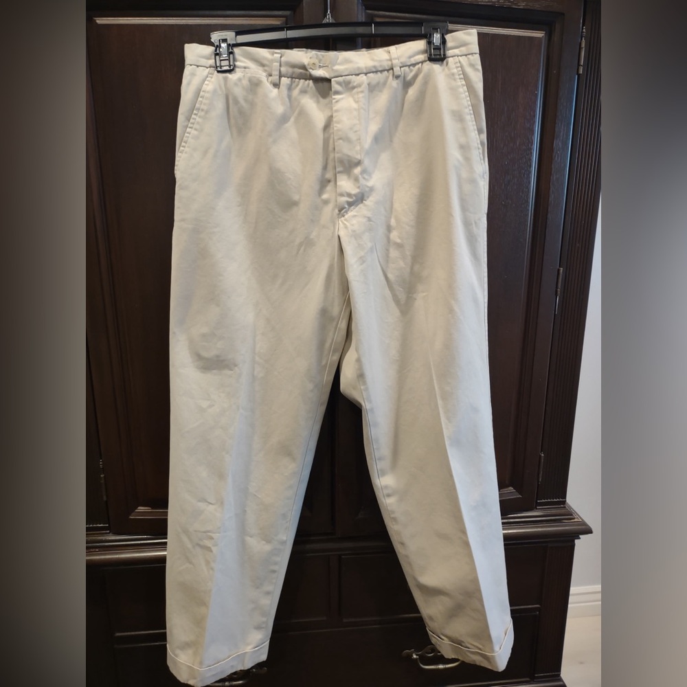 Faconnable Cream Chinos Classic Flat-Front Design
W/ cuff. SZ 35